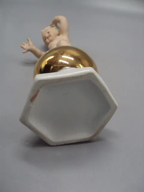 Фигура фарфор статуэтка Германия путти мальчик ребенок на золотом шаре высота 20,5 см №14342 Де купити