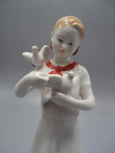 Фигура фарфор статуэтка ЛФЗ пионерка с голубями девочка с голубями высота 19,5 см 1 сорт №14508 Недорого