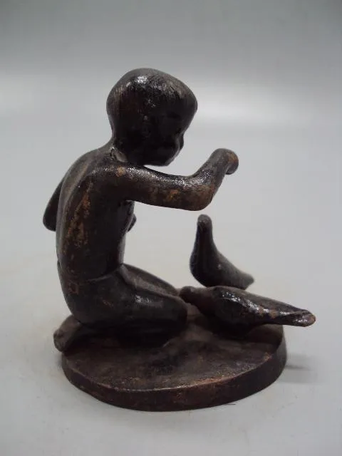 Фигура чугун статуэтка мальчик кормит голубей мальчик и голуби высота 8,8 см №13795 Де купити