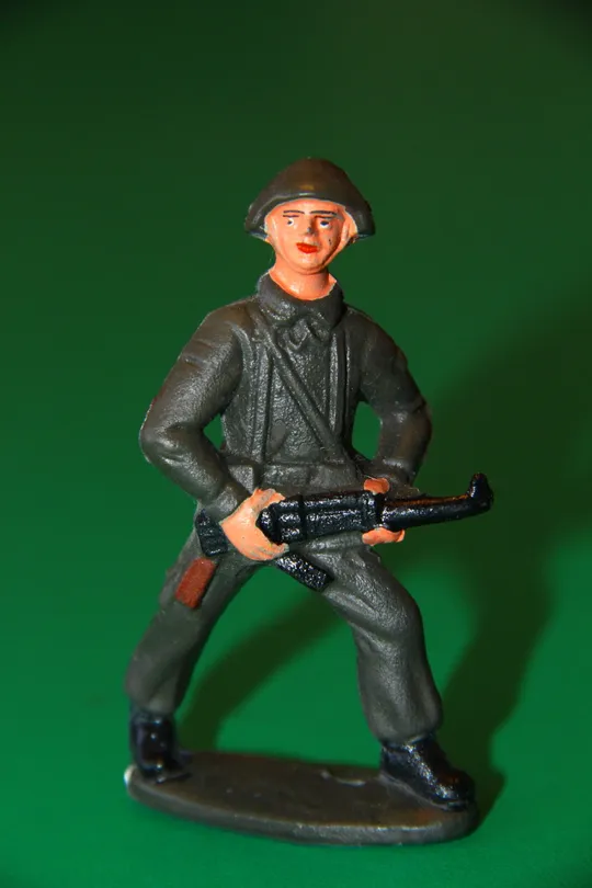 СОЛДАТ АРМІЇ ГДР НДР з автоматом 70-75мм Ціна