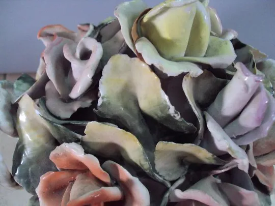 Купити Фигура фарфор статуэка Румыния ваза с цветами розами высота 22 см №12977