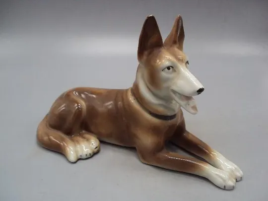 Фигура фарфор статуэтка Германия собака овчарка собачка высота 13,7 см, длина 21,4см скольчик №13993 Ціна
