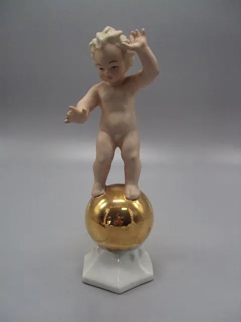 Фигура фарфор статуэтка Германия путти мальчик ребенок на золотом шаре высота 20,5 см №14342 Ціна