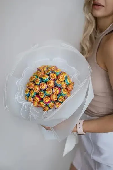 Букет з цукерок Чупа Чупс Chupa Chups (65 шт.) в руку подарунок білий Ціна