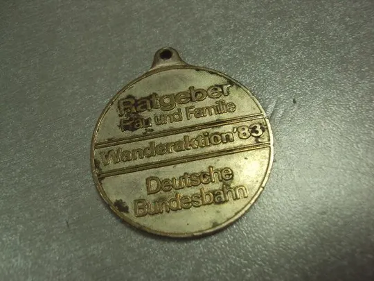знак подвес брелок германия wandern hält jung guten weg deutsche bundesbank wanderartion 1983 №с9314 Ціна