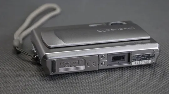 Цифровой фотоаппарат 5.0Mpix Sony SteadyShot DSC-T1 + x3.0 Carl Zeiss Vario-Tessar lens Вживане З аукціону