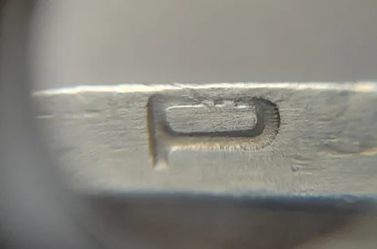 (5577) 1 гривня 2005 викришки у першій цифрі "0" слова "2005" та в букві "Р" слова "ГРИВНЯ" на гурті (1 гривна 2005 брак) З аукціону