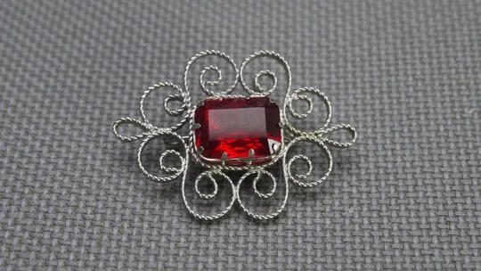 Брошка мельхіор скань червоне скло стара радянська біжутерія Вживане На торгах