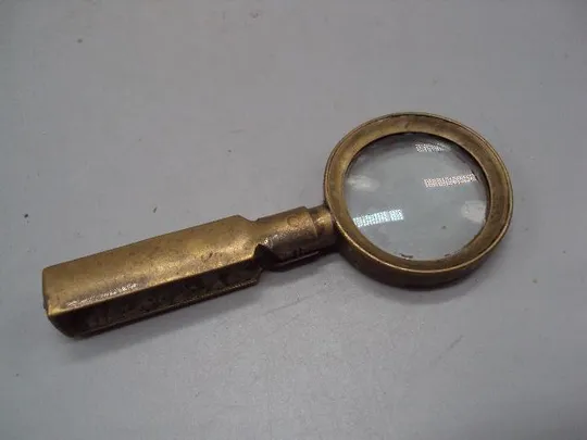 Линза лупа увеличительное стекло латунь, остатки посеребрения длина 10,8 см, диаметр 4,4 см №3329 Інтернет-аукціон