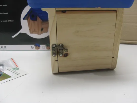 Синій пташиний будиночок Kingsyard для виходу на вулицю - ящик для гніздування з кедрового дерева з панеллю для чіткого огляду та захистом від хижаків (15) З аукціону