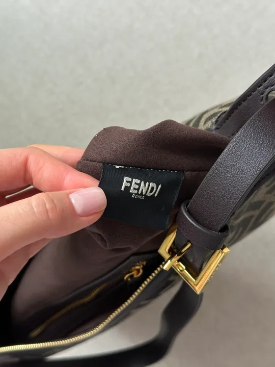 Сумка жіноча Celine Medium Lola Bag in Shiny Calfskin Black/Gold  991011 Характеристики