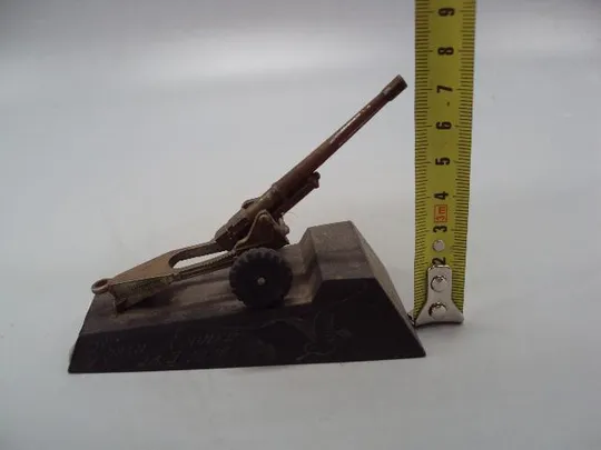 Купити Фигура шпиатр статуэтка гаубица на подставке пластик С днем советской армии размер 7,4х10см №13845