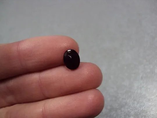 Камень гранат темно-красный овальный для ювелирных изделий вес 0,2 г размер 3,5 х 8 х 6 мм №13279 Де купити