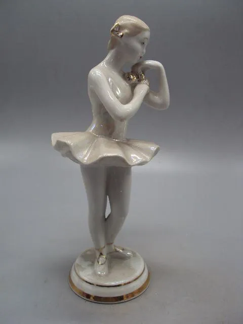 Фигура фарфор статуэтка ДФЗ Вербилки балерина с цветком девочка балет высота 21 см №14208 Недорого