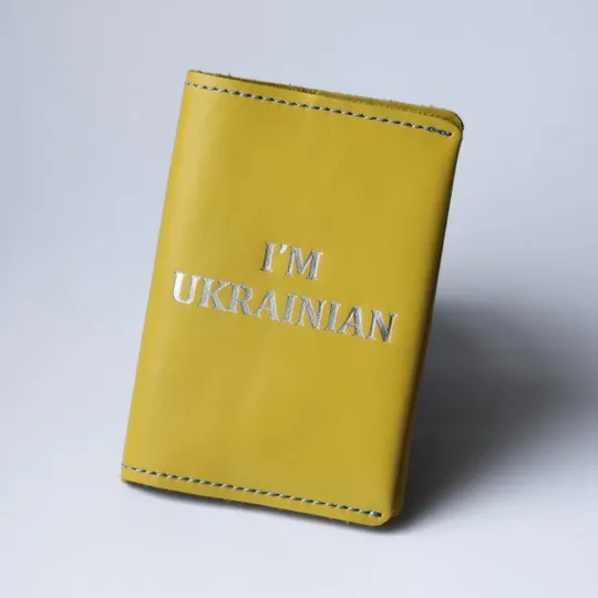 Обкладинка для паспорта &quot;I&#039;m Ukrainian&quot;,жовта з посрібленням,блакитна нитка. Ціна
