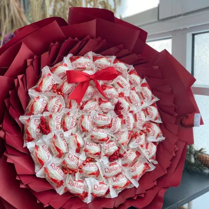 фото, Оригінальний букет з цукерок Raffaello Рафаелло, в руку солодкий подарунок червоний