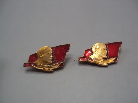 Знак ленин портрет профиль на красном флаге ссср лавровый лист флаг лавр лот 2 шт №17375 З аукціону