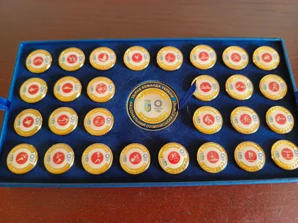 фото, Набор знаків (28 штук)+ медаль  в  рідній коробці ,НАЦІОНАЛЬНИЙ ОЛІМПІЙСЬКИЙ КОМІТЕТ УКРАЇНИ З ОЛІМПІАДИ В ЯПОНІЇ  2020