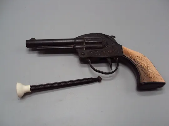 Детская игрушка пистолет узор павлин револьвер наган с присоской пластик ссср 21 см рабочий №15638 Ціна