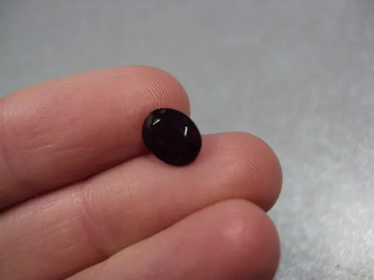 Камень гранат темно-красный овальный для ювелирных изделий вес 0,2 г размер 3,5 х 8 х 6 мм №13279 З аукціону