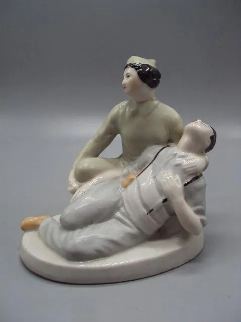 Фигура фарфор Городница испанская дружинница с раненым бойцом солдатом санитарка с испанцем 16см №2 Ціна