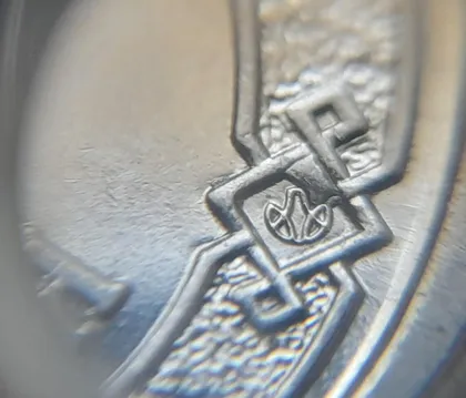 фото, (8074 ря) 1 гривня 2023 гарна викрошка в знаку монетного двору, інші викрошки на аверсі (1 гривна 2023 брак)