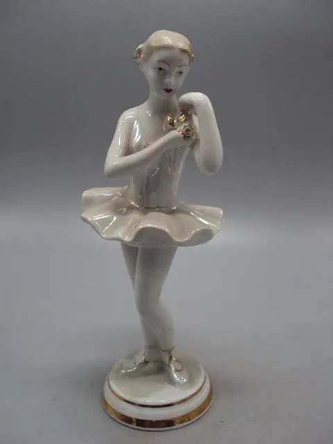 Фигура фарфор статуэтка ДФЗ Вербилки балерина с цветком девочка балет высота 21 см №14208 Ціна