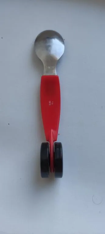 Интересный предмет-чайная ложка на колесах , td846 З аукціону