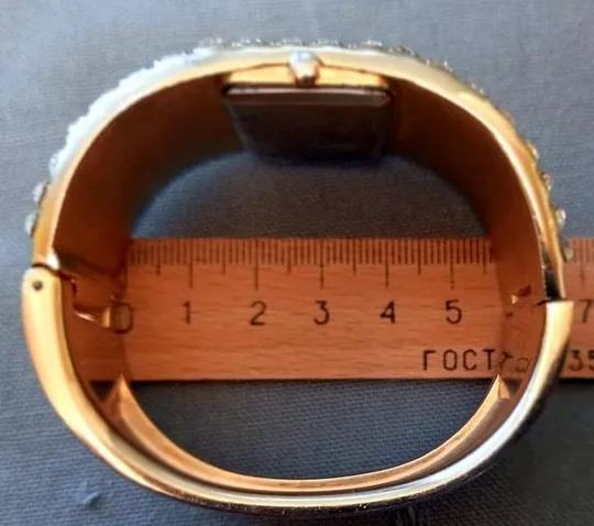 Красивый и редкий браслет с часами,часы работают, камни-стразы искрятся и играют vq378 Недорого