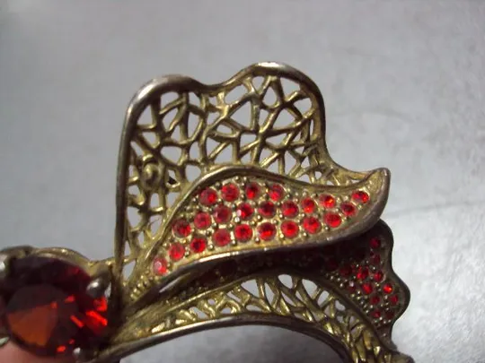 Бижутерия брошка листья брошь цветок с листочками с красными вставками размер 5,9х6,6 см №13469 З аукціону