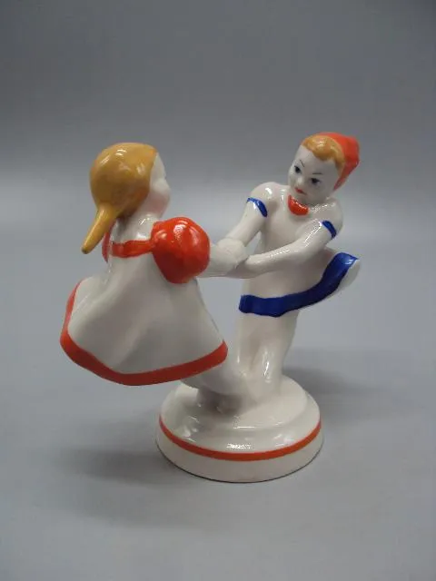 Фигура фарфор статуэтка Городница подружки крутятся девочки кружатся дети высота 10,6 см №14466 Продаж