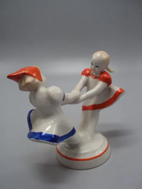 Фигура фарфор статуэтка Городница подружки крутятся девочки кружатся дети высота 10,8 см №14467 Інтернет-аукціон