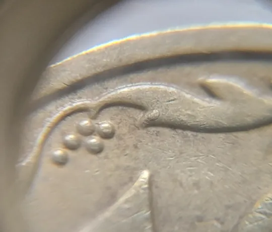 (1250) 10 копійок 2002 схожі викрошки на вінку біля 8 грона на реверсі - 2 монети одним лотом (10 копеек 2002 брак) Продаж