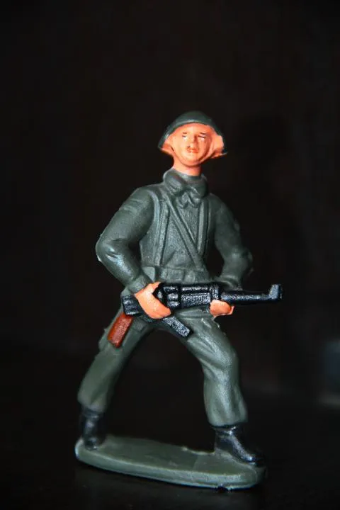 солдат ГДР с автоматом 70-75мм резина Ціна