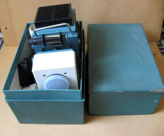 Фільмоскоп Діапроєктор - Фильмоскоп - для перегляду діафільмів і слайдів = в упаковці - гарний стан Ціна