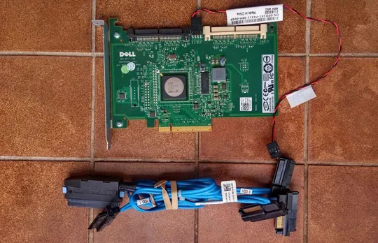 SAS Raid Controller Card Dell PCI-e UCS-61 + шлейф на 4шт. SAS HDD OJW063-13740-9AS-00OK-A06 Ціна
