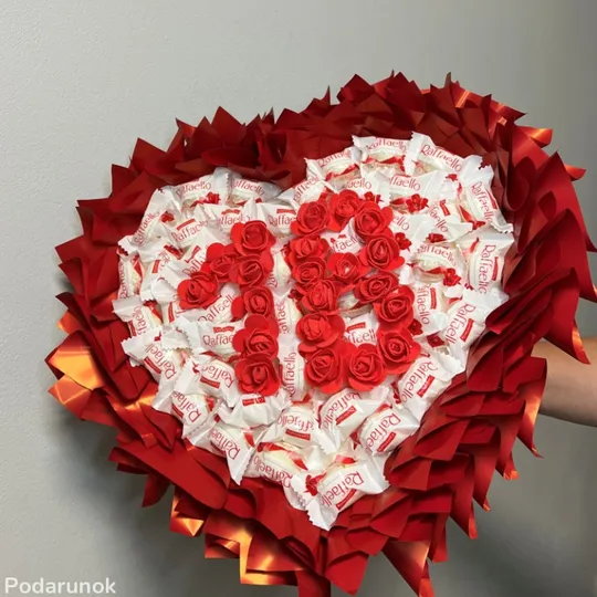 Букет з цукерок Рафаелло Raffaello на День народження 18 солодкий подарунок червоний Ціна