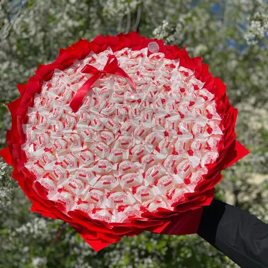 Великий розкішний букет з цукерок Raffaello Рафаелло (115 шт.) в руку подарунок червоний Ціна