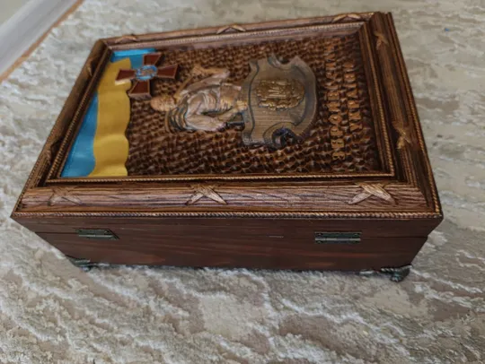 Сувенірний подарунковий набір “ЗСУ” з декоративною пляшкою та металевими чарками (ручна робота) На торгах