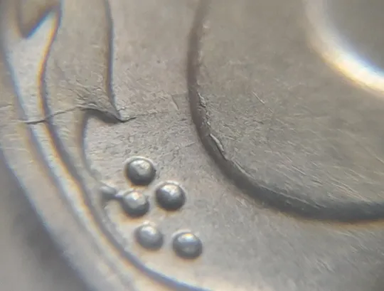 (1253) 10 копійок 2007 розкол між 1 та 2 гронами на реверсі і на '0' номіналу (10 копеек 2007 брак) Де купити