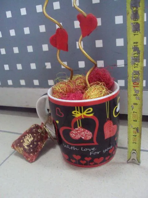 Купити Сувенир кружка с сердечками под фотографии Китай керамика, в мешочке кофейные зерна №2985