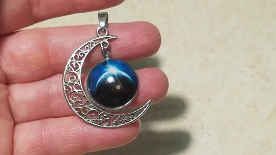 Кулон Місяць сріблястий металевий з блакитною вставкою біжутерія Вживане Де купити