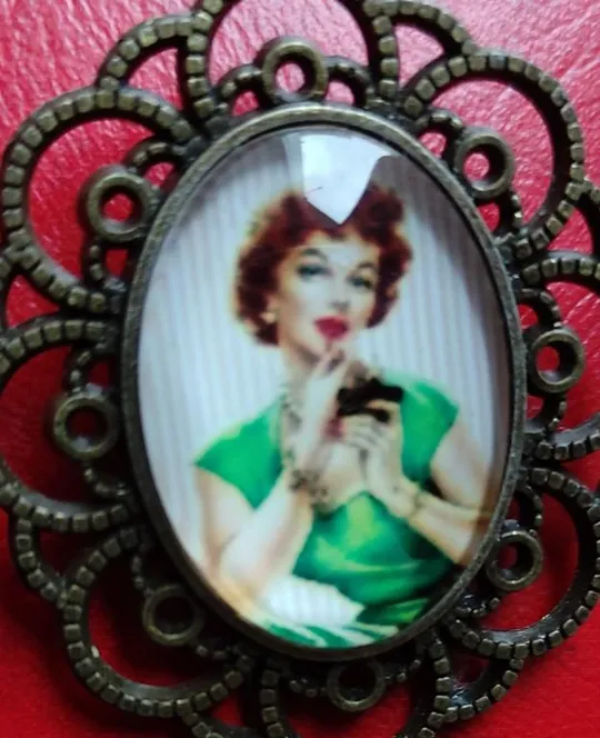 Старинная винтажная  брошь в стиле пин ап девушка красит губы pn265 З аукціону