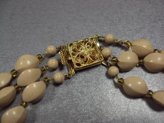 Бижутерия бусы в три ряда ожерелье Чехословакия пластик бежевые длина 47,5 см №13379 Недорого