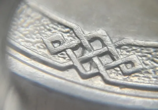 (7951) 2 гривні 2021 викрошки та напливи металу на аверсі (2 гривны 2021 брак) Де купити