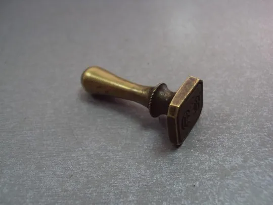 Печатка печать бронза аббревиатура в готическом стиле готика длина 4 см №11740 Ціна