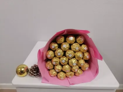 фото, Букет з цукерок Ferrero Ферреро Роше (25 шт.) в руку рожевий