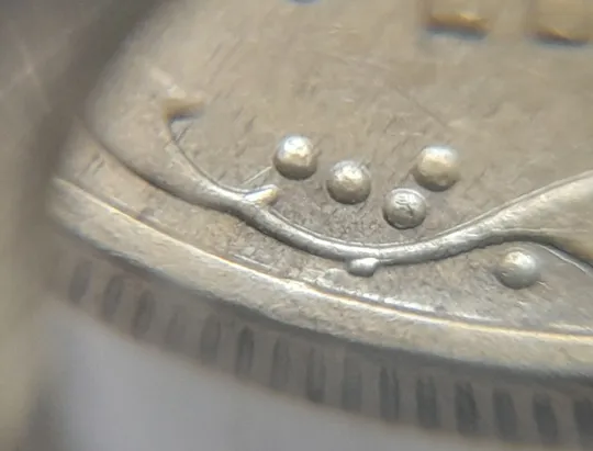 (1251) 10 копійок 2002 викрошка на вінку біля 5 грона на реверсі - 2 монети одним лотом (10 копеек 2002 брак) Де купити