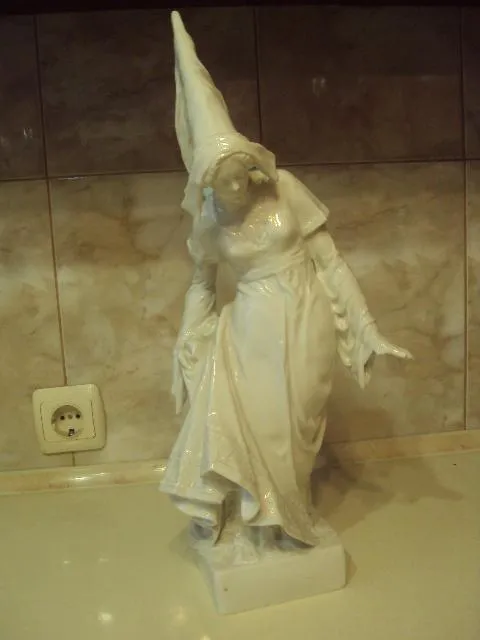 германия девушка в одежде 15 века фарфор клеймо лиса в тесте скол пальцев Де купити