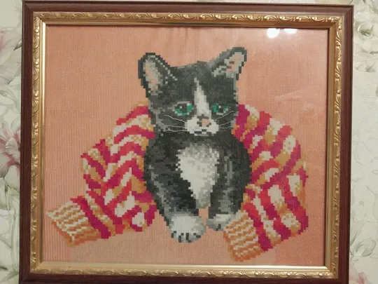 Картина вишита нитками, оформлена в рамку з склом, "Кошеня", 44×38 Ціна